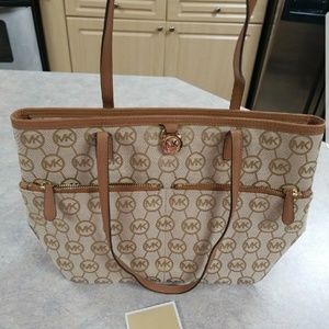 Authentic MICHAEL KORS PURSE.